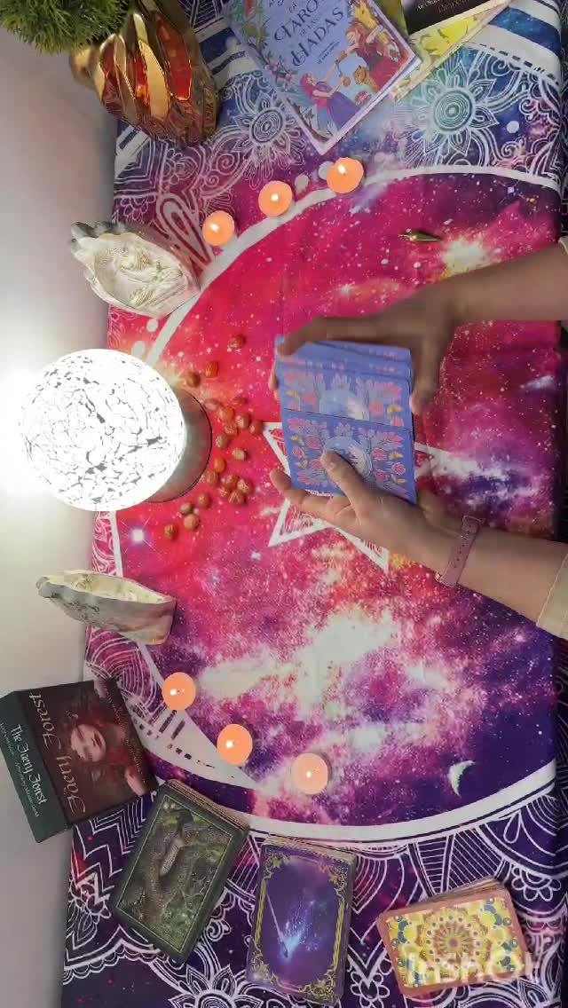 ¿Y si el tarot te revela que esa persona que extrañas aún tiene algo pendiente contigo?